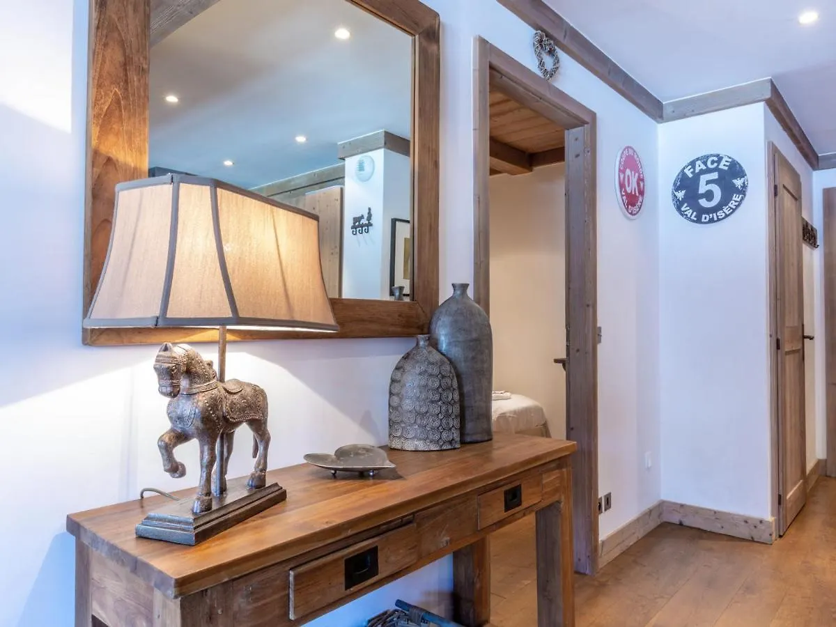 Appartement De Prestige Avec Terrasse Sud, 2 Chambres Et Parking Au Coeur De Val-D'Isere - Fr-1-694-202